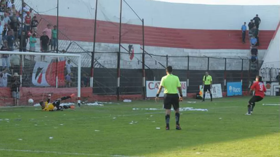 ESTA VEZ NO. Ojeda se tiró a su derecha pero el remate de Reinoso fue fuerte al medio. FOTO TOMADA DE DIARIOUNO.COM.AR