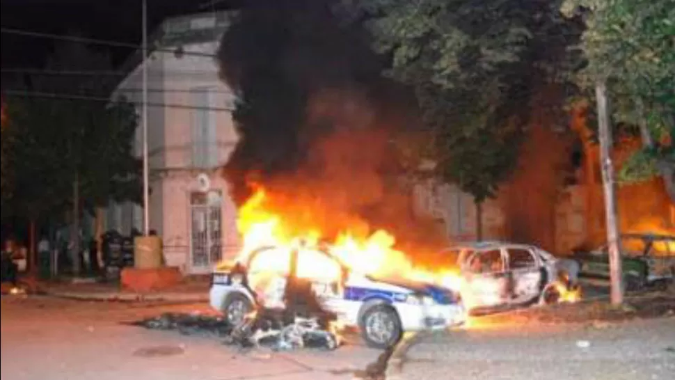 INDIGNACION. La furia de los vecinos se volcó a la comisaría. FOTO TOMADA DE LANACION.COM.AR