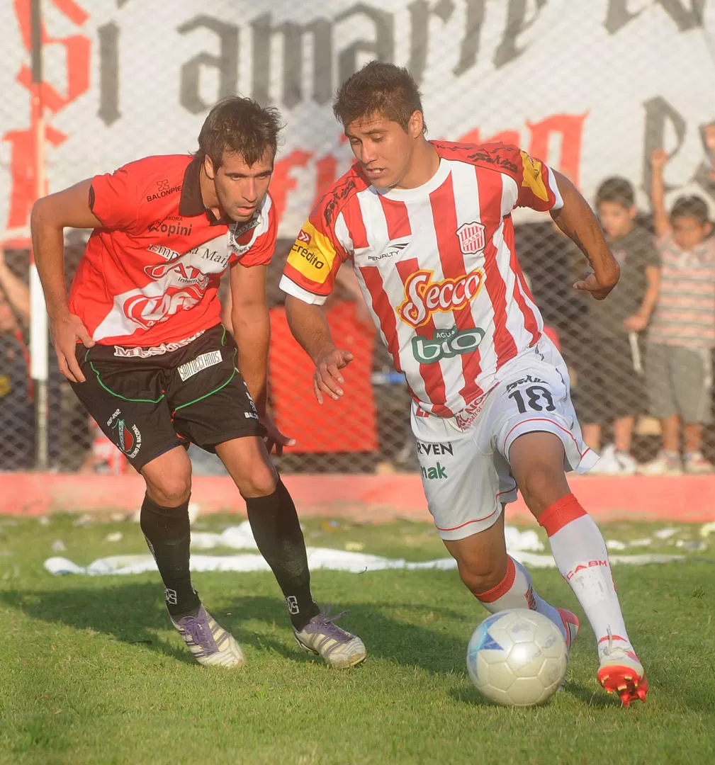 PUDO HACER POCO. Gonzalo Rodríguez entró para acompañar a Ibáñez y no sentir la expulsión de Balvorín, pero no alcanzó. FOTO DE MARCELO RUIZ (ESPECIAL PARA LA GACETA)