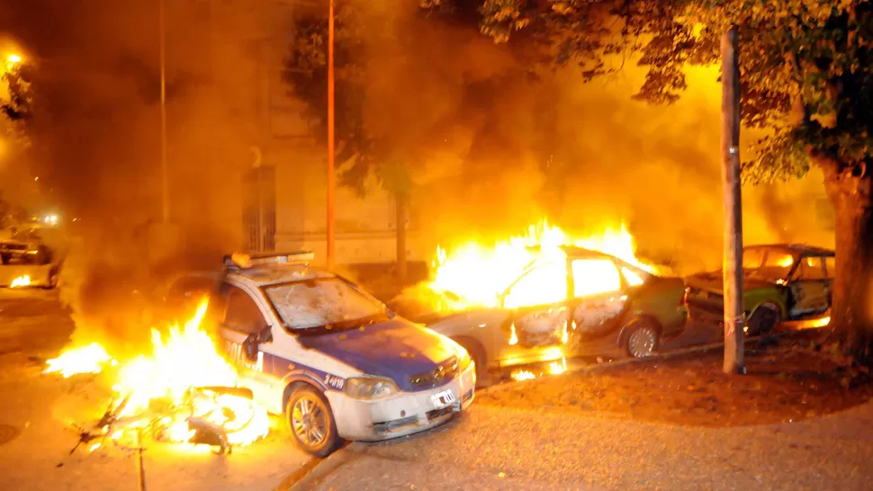 FURIA Y DESTROZOS. Los manifestantes atacaron contra todo lo que encontraron a su paso. TELAM