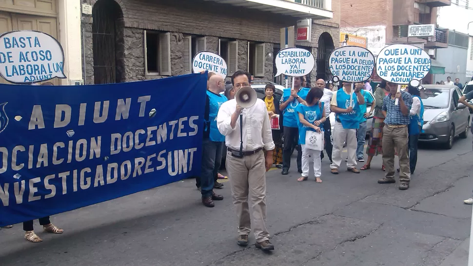 NO PASA NADIE. Los manifestantes de Adiunt bloquearon el paso frente a la Sarmiento. LA GACETA / FOTO DE INES QUINTEROS ORIO