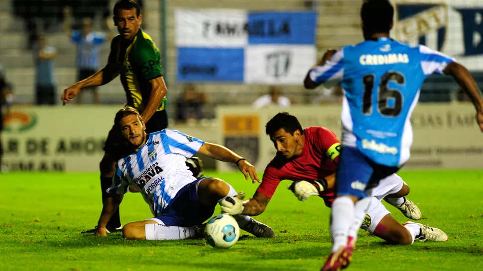 NO SALIO UNA. Los jugadores de Atlético buscaron sin suerte el arco defendido por Campodónico. LA GACETA / JORGE OLMOS SGROSSO