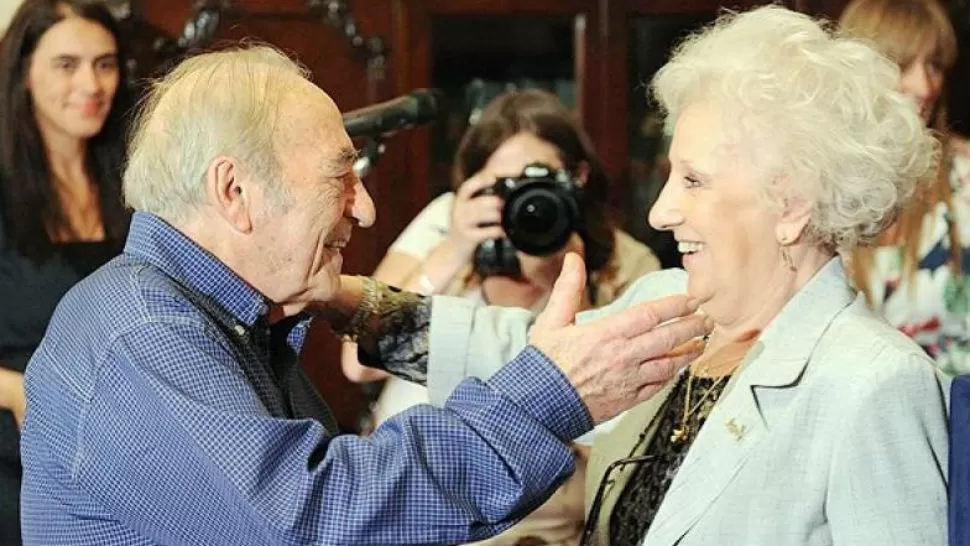 JUNTOS. Estrella y Carlotto, en un emotivo homenaje. TELAM