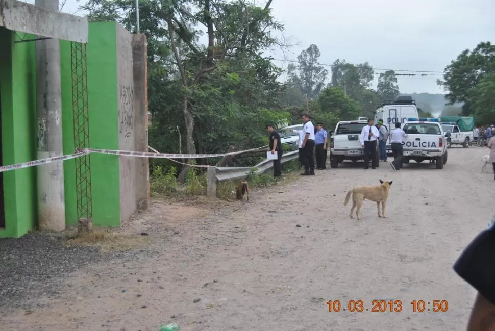 EL LUGAR DEL HALLAZGO. Los policías sacaron el cadáver de un zanjón, ubicado a un costado del puente del río Loro, entre Las Mesadas y El Timbó. GENTILEZA LUIS ALBERTO MANSILLA