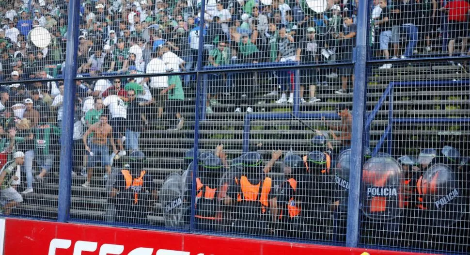 ESCENA REPETIDA. Simpatizantes de Nueva Chicago se enfrentan con los uniformados. 