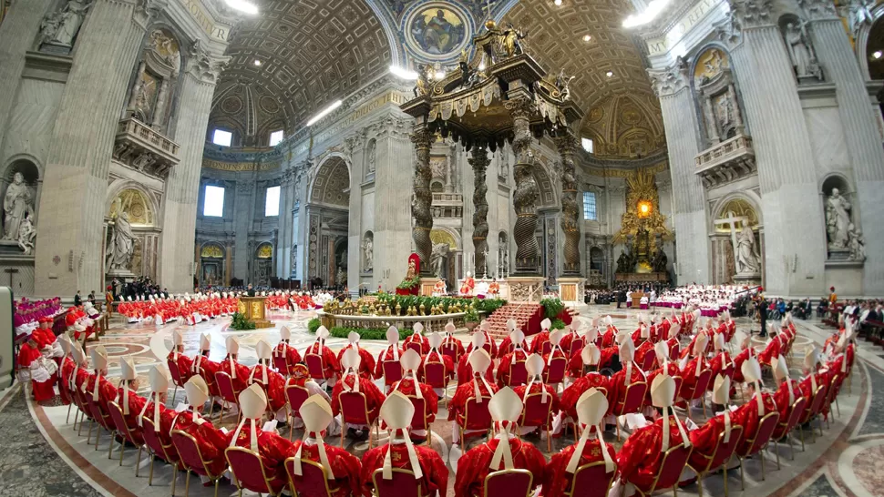 REUNIDOS. Los cardenales permanecerán dentro de la Capilla Sixtina deliberando esta tarde. EFE