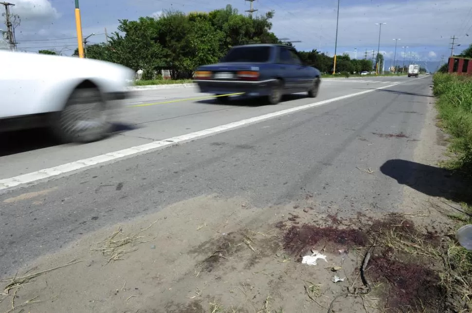 UN DISPARO. Al costado de la ruta 302 quedaron marcas del enfrentamiento. LA GACETA / FOTO DE JORGE OLMOS SGROSSO