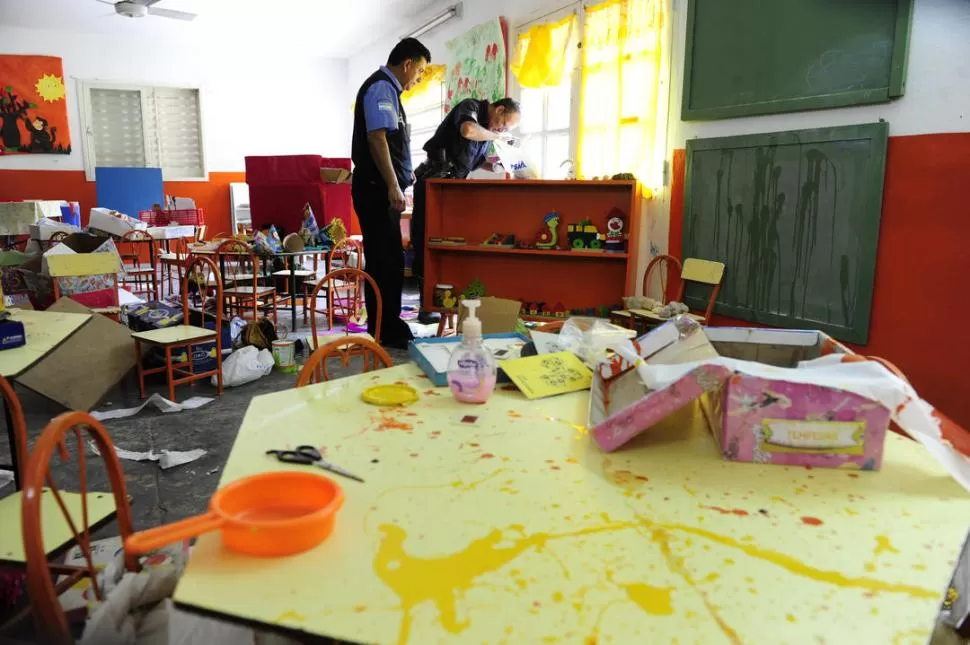 VANDALISMO. En medio del caos que dejaron los delincuentes, los peritos policiales buscan huellas para tratar de dar con los autores.  LA GACETA / FOTOS DE JORGE OLMOS SGROSSO