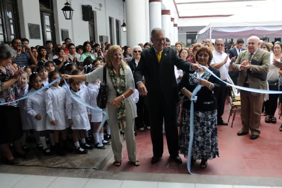 ESTRENO. Bardón, Cerisola y Aguirre (desde la izquierda) cortan la cinta. LA GACETA / FOTO DE INéS QUINTEROS ORIO