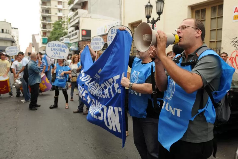 PIQUETE. Los docentes cortaron la primera cuadra de Virgen de la Merced. LA GACETA / FOTO DE INéS QUINTEROS ORIO