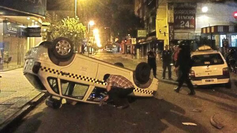 SOLO UN SUSTO. El chofer del taxi sufrió golpes leves. FOTO TOMADA DE TWITTER / @CONTYFARIAS 