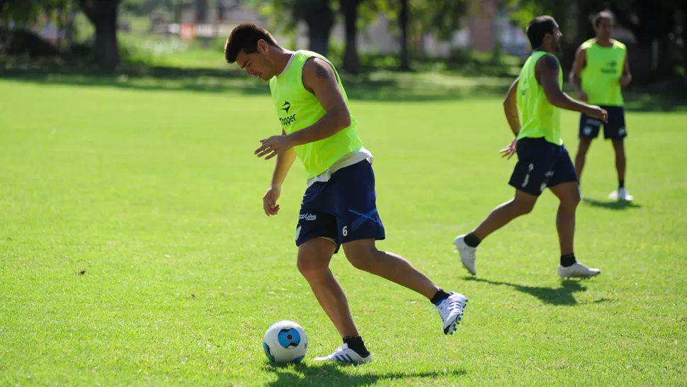 DE REGRESO. Mármol compartirá la dupla defensiva con Barone. LA GACETA / JORGE OLMOS SGROSSO