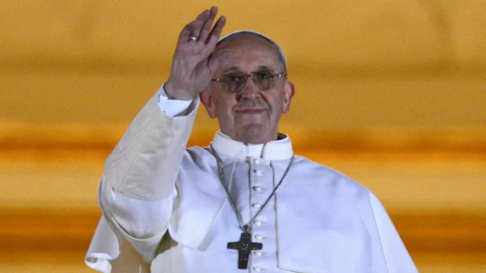 EMOCION. Bergoglio saludó a la multitud de fieles que se congregó en la plaza de San Pedro. REUTERS