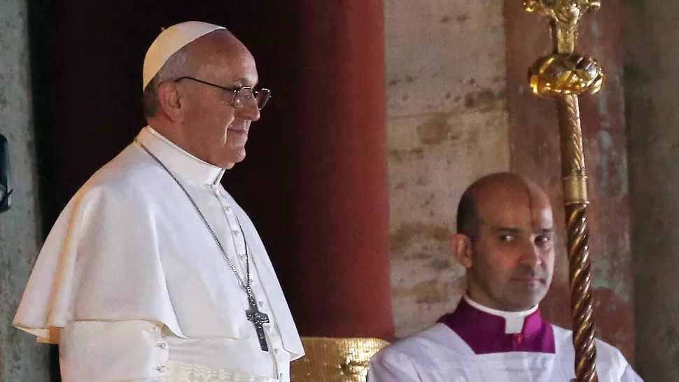 DESDE EL BALCON. Francisco dio su primera bendición urbi et orbe a la multitud reunida en la plaza de San Pedro. REUTERS