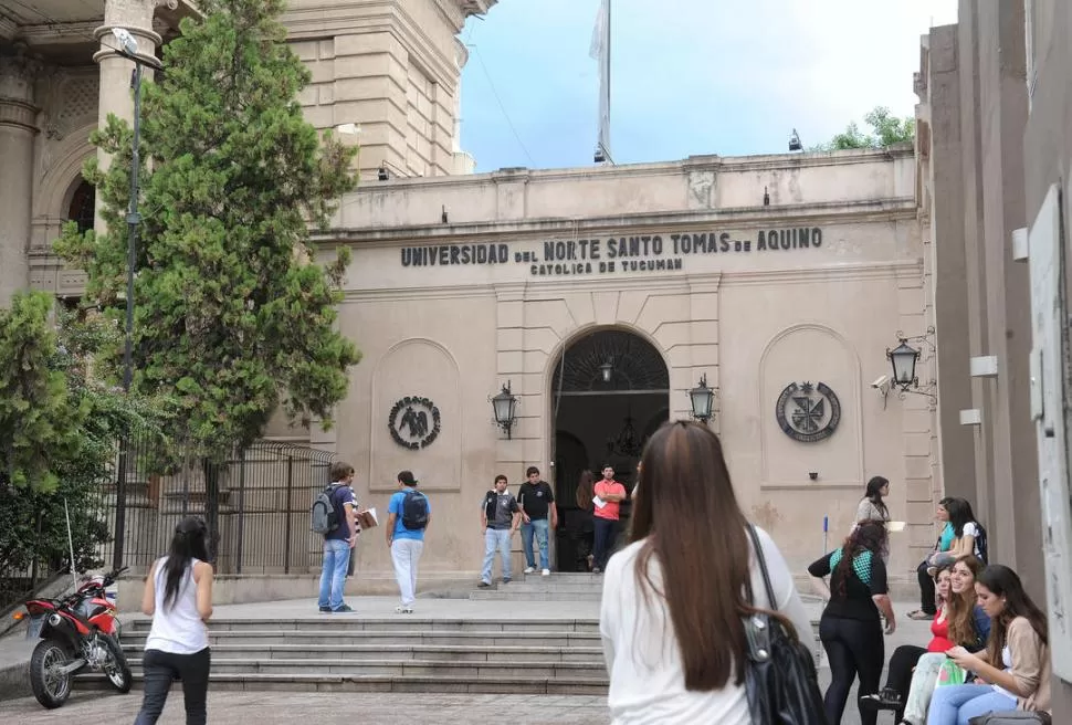 SEDE. En el acceso al edificio, los estudiantes ni se enteraron del robo. LA GACETA / FOTO DE HECTOR PERALTA 