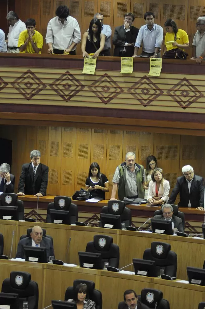 PANFLETEADA. Militantes del macrismo pidieron por licitaciones públicas. 