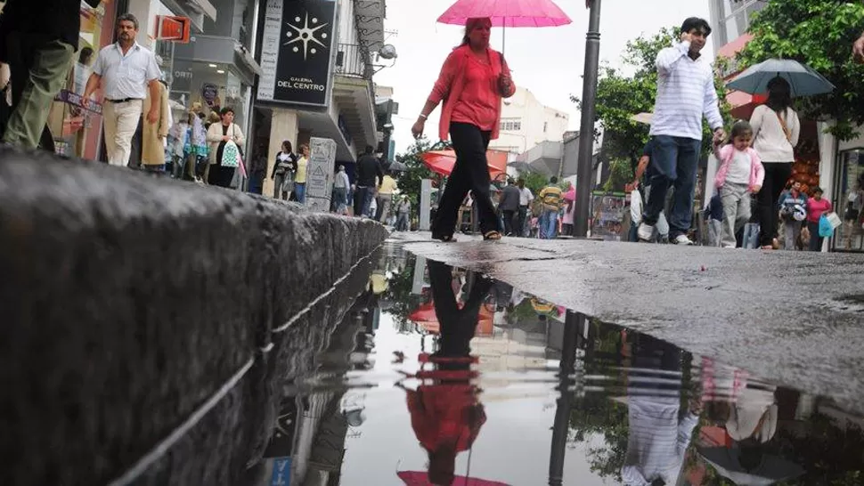 PASADOS POR AGUA. La probabilidad de precipitaciones se mantendrá, al menos, hasta el domingo. ARCHIVO LA GACETA 