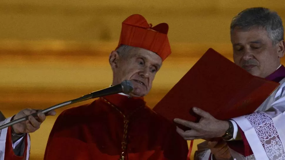 EL ANUNCIO. Tauran, desde el balcón de la Basílica de San Pedro, nombró a Bergoglio en latín. REUTERS