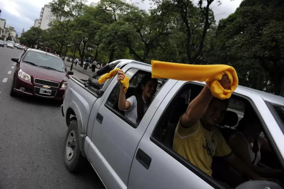 AMARILLO VIVO. Las bocinas sonaban incesantes y de las ventanillas brotaba todo tipo de banderas, mientras en la plaza la emoción se adueñaba de los rostros.  