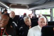 Las fotos del Papa Francisco, en el colectivo, con los cardenales