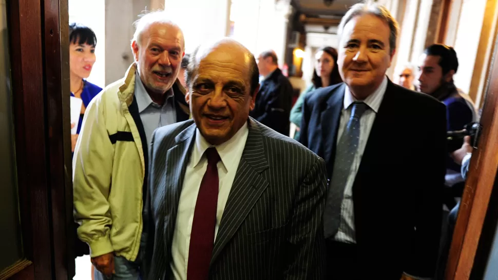 VISITA OFICIAL. Mussi ingresa a la Casa de Gobierno junto a Ariel LópeZ, de su equipo, y Feijóo, de Desarrollo Productivo. LA GACETA / FOTO DE JORGE OLMOS SGROSSO