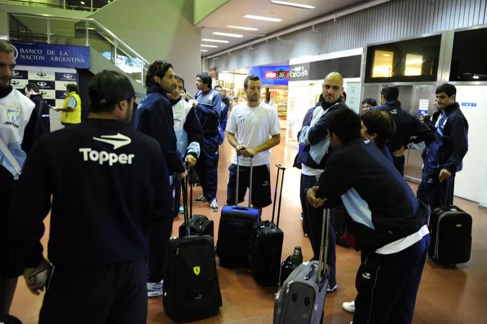 UNA ETERNIDAD. El plantel se reunió a las 7.30, pero terminaron volando a Salta cerca de las 11.