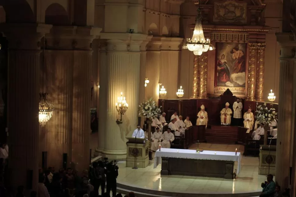 Francisco lleva la cruz en la Capilla Sixtina, donde ayer a la mañana celebró misa para los cardenales que el miércoles lo eligieron Papa. La foto lo muestra concentrado, pidiéndole a Dios -tal vez-  que lo ayude a realizar la tarea pastoral en tan difíciles momentos. 