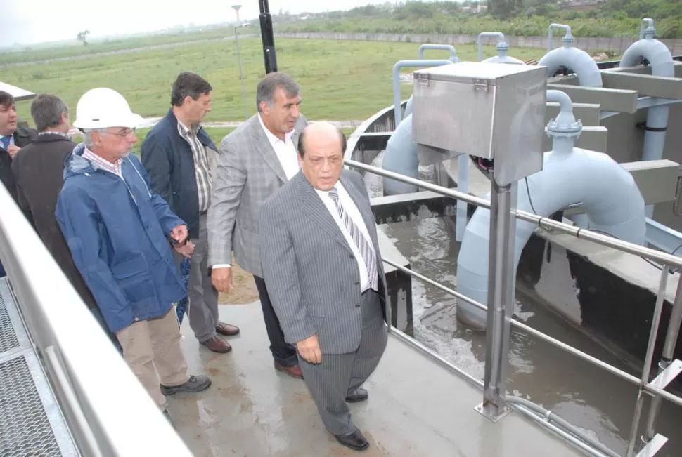 EN SAN FELIPE. Mussi inspeccionó las obras en la planta de tratamiento de residuos cloacales que comenzará a funcionar a mediados de abril. SECRETARIA DE PRENSA Y DIFUSION