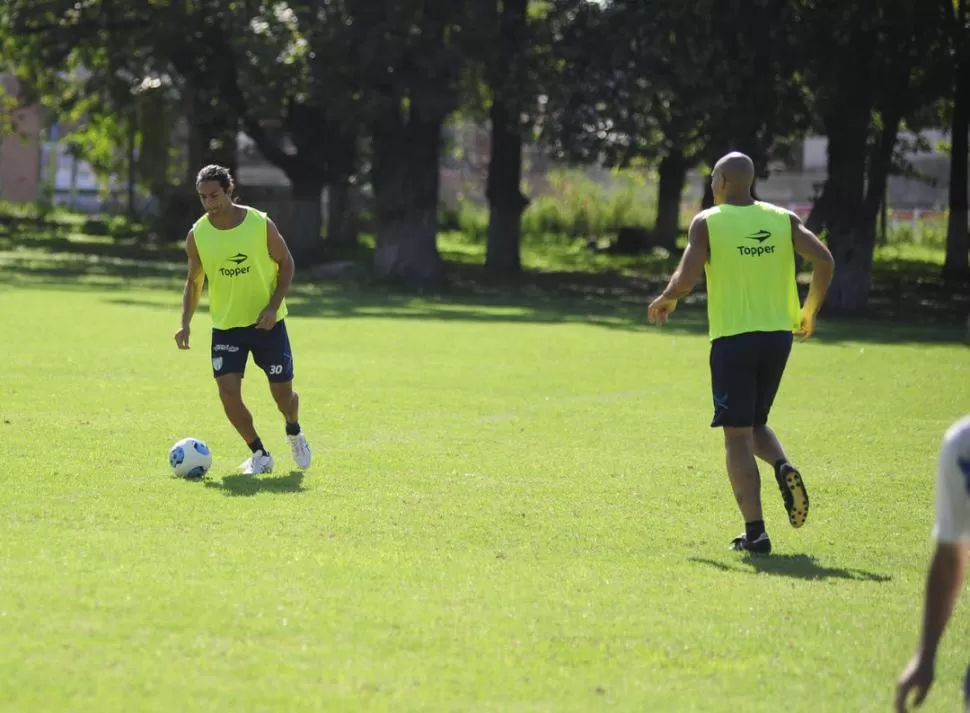 CON PROYECCIÓN. Ladino es uno de los defensores que más colabora en ataque cuando los decanos buscan el gol.