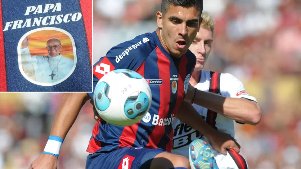 BENDITOS COLORES. La FIFA autorizó a San Lorenzo a lucir la imagen del Papa en la camiseta. TELAM