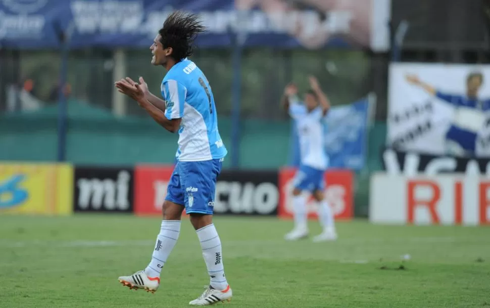 PELOS DE PUNTA. Montiglio acaba de desperdiciar la única gran chance que tuvo Atlético de ponerse 1 a 0 arriba. 