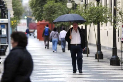 El frío y la llovizna se quedan, al menos, hasta mañana