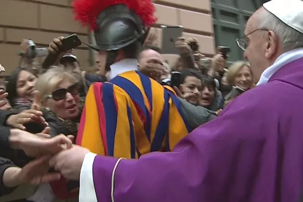 Francisco rompió el protocolo y saludó a los fieles en la calle