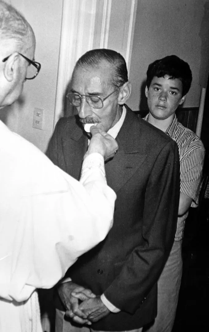 NO ERA MONSEÑOR BERGOGLIO. El sacerdote Carlos Berón (o Verón) de Astrada da la comunión al dictador Jorge Rafael Videla en el año 1990.  EFE / ARCHIVO