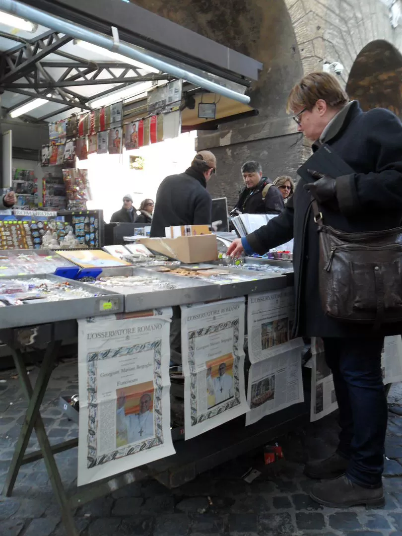 RECUERDO. En la plaza de San Pedro venden las tapas del diario L'Osservatore Romano, que anuncia el feliz resultado del cónclave. LA GACETA / FOTOS DE JOISE NAZARO (ENVIADO ESPECIAL)