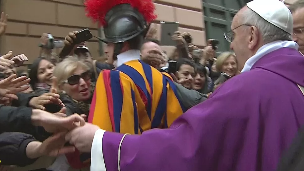 FUERA DEL PROTOCOLO. Francisco se acercó a la gente y la saludó. REUTERS