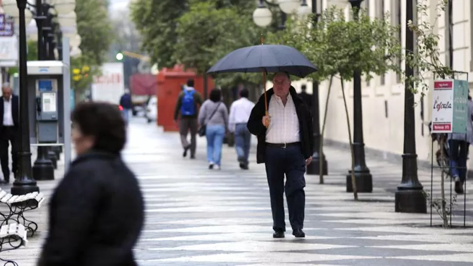 El frío y la llovizna se quedan, al menos, hasta mañana