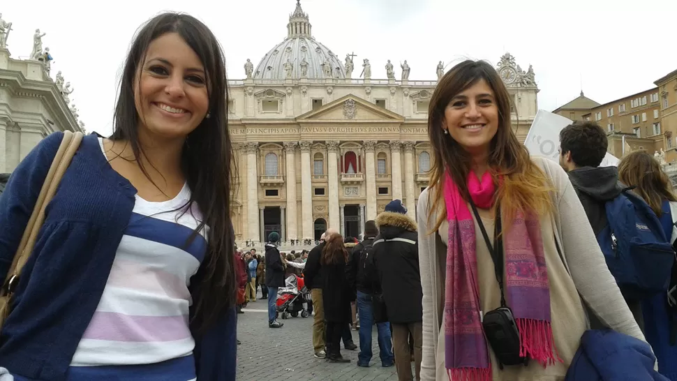 PRIVILEGIADAS. Ariadna e Ivanna pudieron ver cuando el humo blanco de la Capilla Sixtina anunciaba la elección de Francisco como nuevo Papa. LA GACETA / FOTO DE JOSE NAZARO