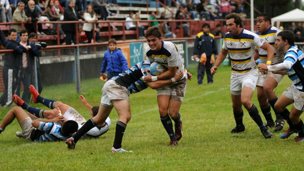 AL FRENTE. Benjamín Torres Lemos lleva la pelota ante la marca salteña. Lawn Tennis venció a Tiro Federal y es puntero. LA GACETA / INES QUINTEROS ORIO