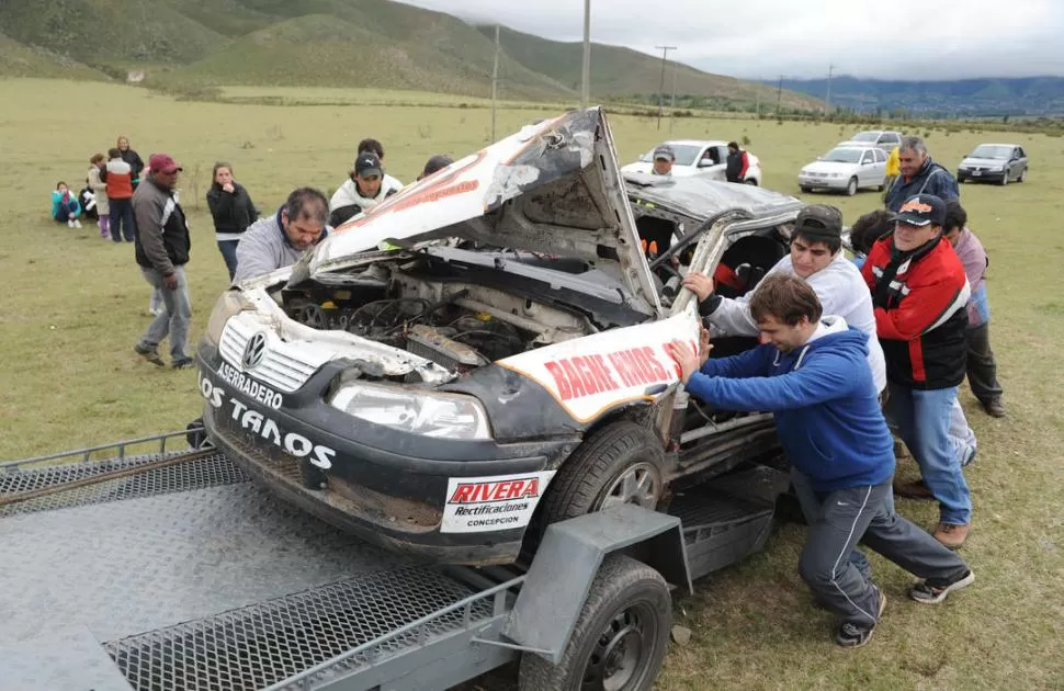 TODO ROTO. Así quedó el VW Gol de los concepcionenses luego del accidente sucedido apenas se inició la competencia. 