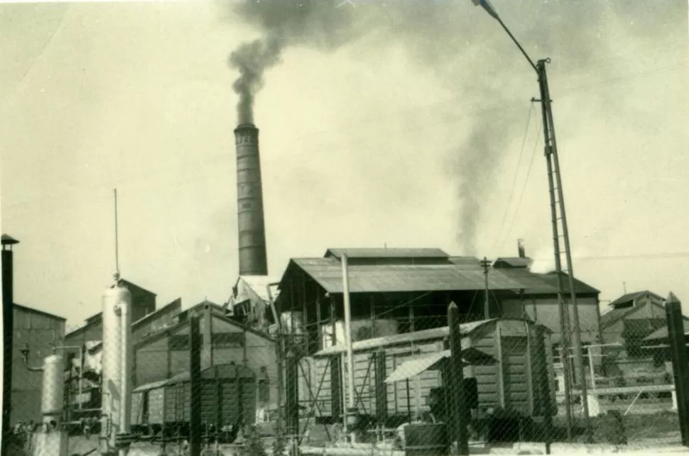 UNA POSTAL HISTORICA. El ex ingenio San Antonio, de Ranchillos, en plena actividad zafrera, en la época en que la caña se cargaba en vagones. LA GACETA / ARCHIVO