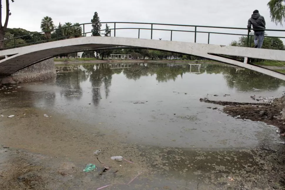 PAISAJE DESOLADOR. La Municipalidad retiró 40 centímetros de agua para limpiar los sedimentos. Mañana los operarios usarán botes. LA GACETA / FOTO DE DIEGO ARAOZ