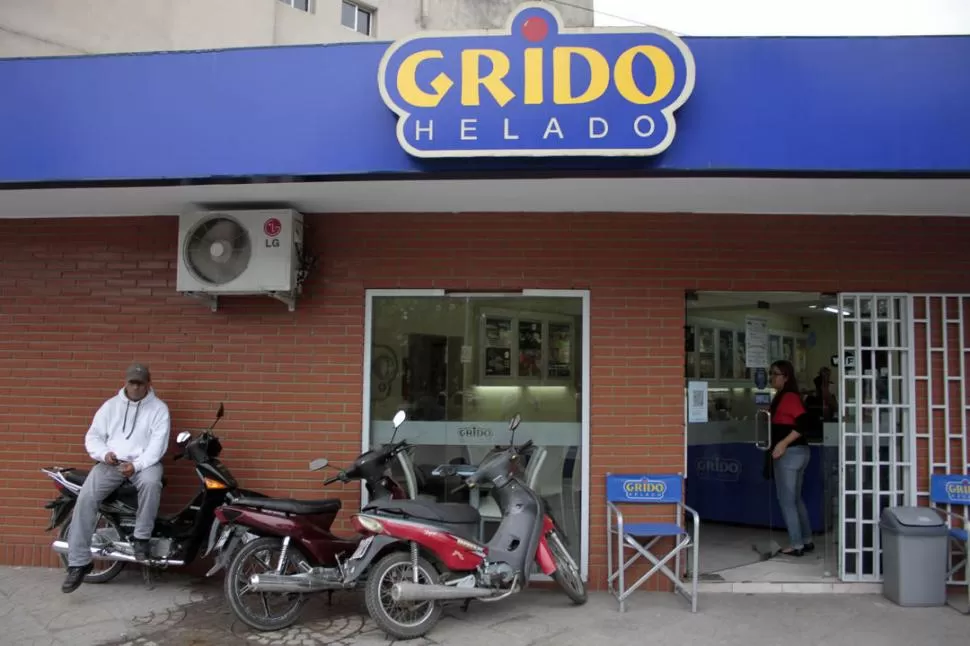 CON ARMAS. Los empleados del local padecieron el trauma de tener una pistola apuntándole a la cabeza. LA GACETA / FOTO DE DIEGO ARAOZ