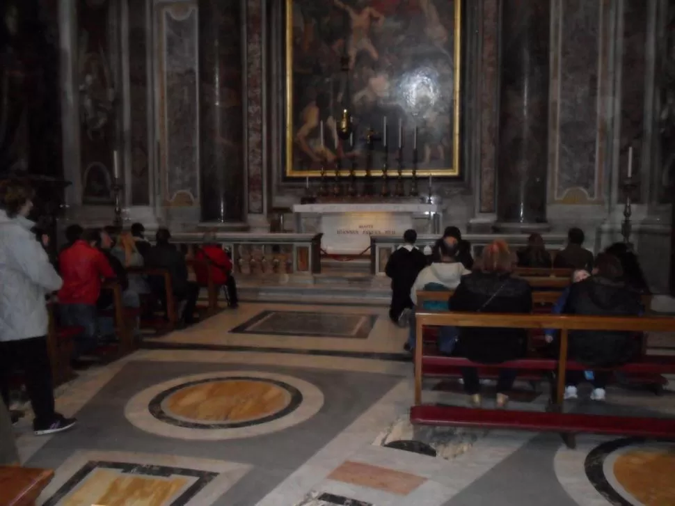 MOMENTO DE REFLEXIÓN. Cientos de devoto visitan la tumba del Papa Viajero. 