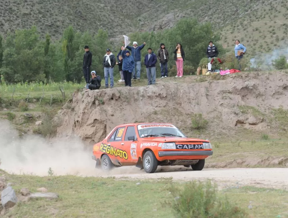 CON APOYO POPULAR. El paso del Renault 18 de Miguel Reginato (p) es seguido con entusiasmo por el público. Pero a la jornada fresca y a los pocos participantes, la gente dio su apoyo a la competencia. 