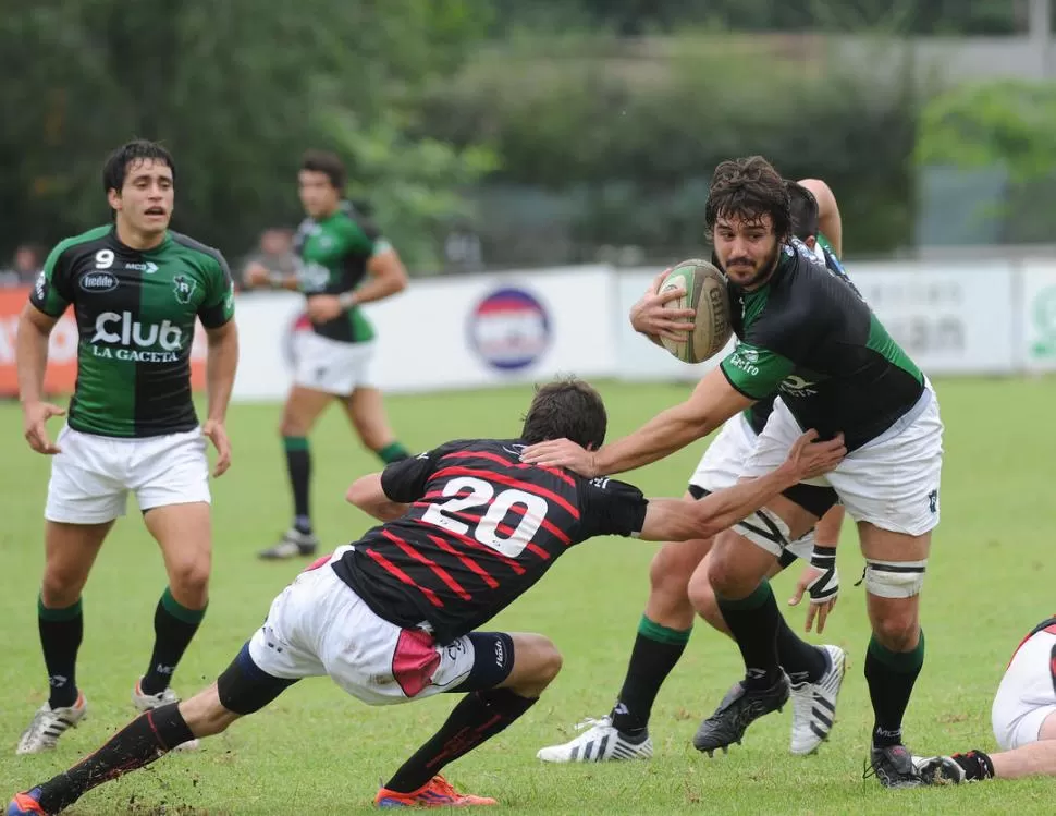 MARCA. Tigres no tuvo dureza para detener los ataques de Tucumán Rugby. José María Young se saca la marca de un rival, manteniendo el control de la pelota. 