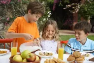 Basta de golosinas, gaseosas y papas fritas en los recreos