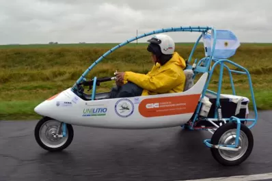 En La Plata inventaron un triciclo que circula a pilas