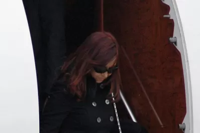 Cristina viajó en un jet privado a Roma para evitar otro embargo