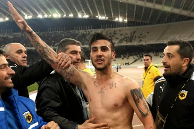 Lo suspendieron de por vida por un saludo nazi